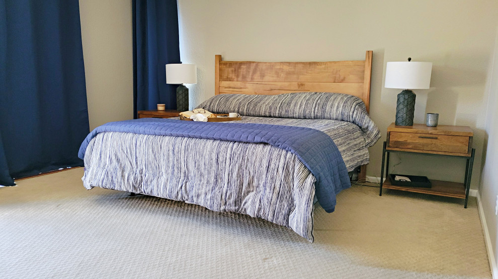 Стильный дизайн: хозяйская спальня в современном стиле с серыми стенами, ковровым покрытием и бежевым полом без камина - последний тренд