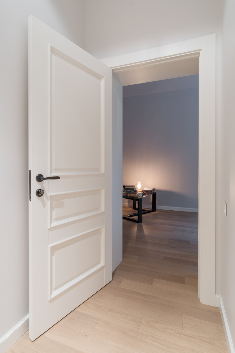 Квартира с разноцветными дверьми