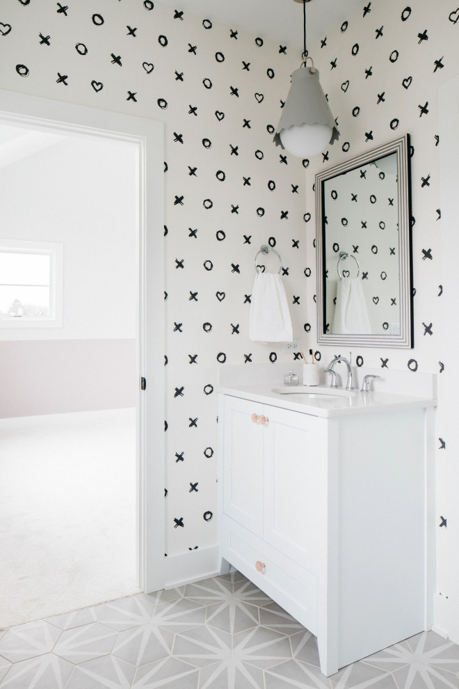 Foto på ett shabby chic-inspirerat vit badrum för barn, med skåp i shakerstil, vita skåp, ett undermonterad handfat och grått golv