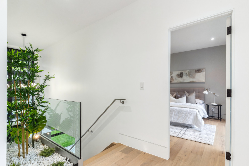Inspiration for a modern home design remodel in Toronto