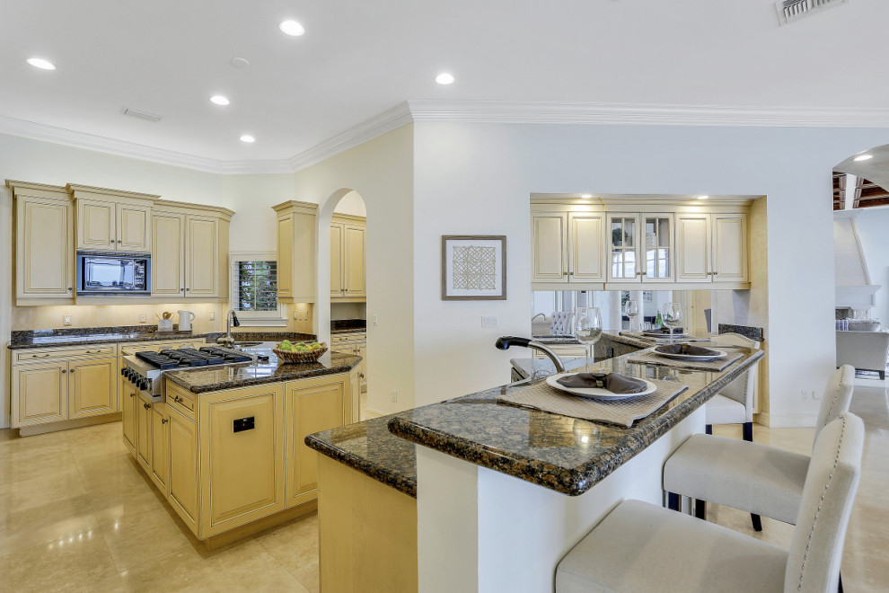 Kitchen - transitional kitchen idea