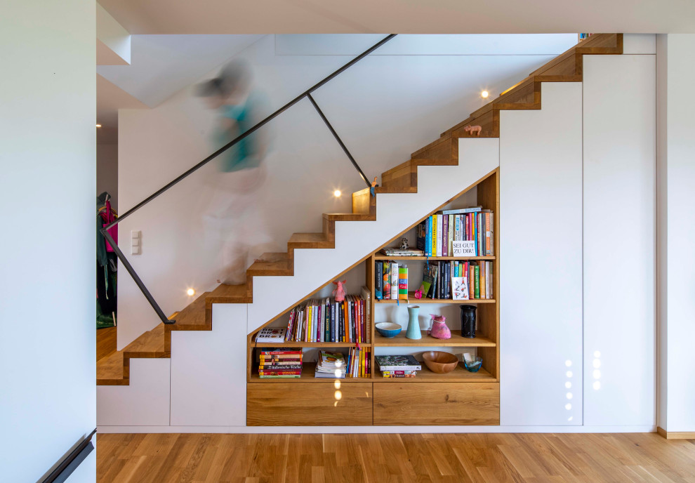 Gerade Skandinavische Holztreppe mit Holz-Setzstufen und Stahlgeländer in München