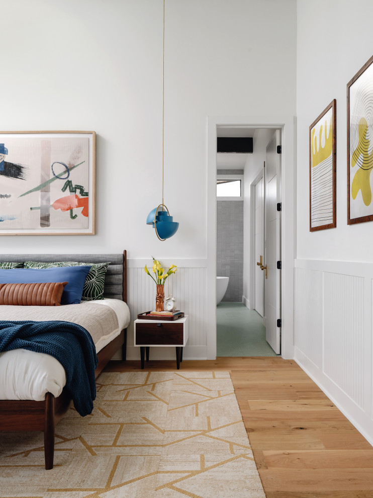 Ejemplo de dormitorio principal retro de tamaño medio sin chimenea con suelo de madera en tonos medios