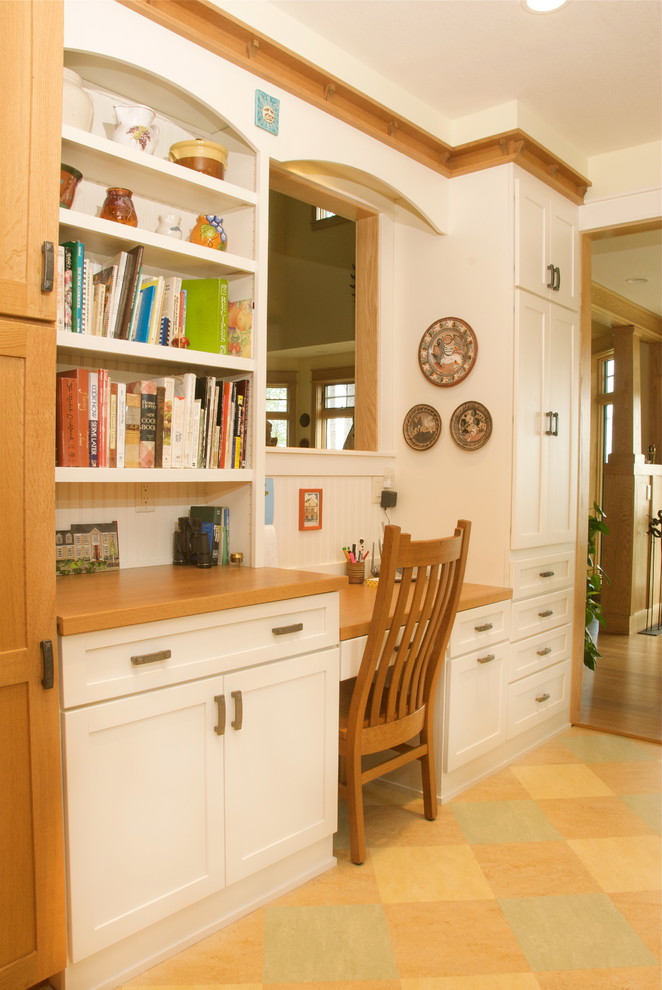 Williamsburg Arts & Craft Kitchen with  Qtr Sawn Oak