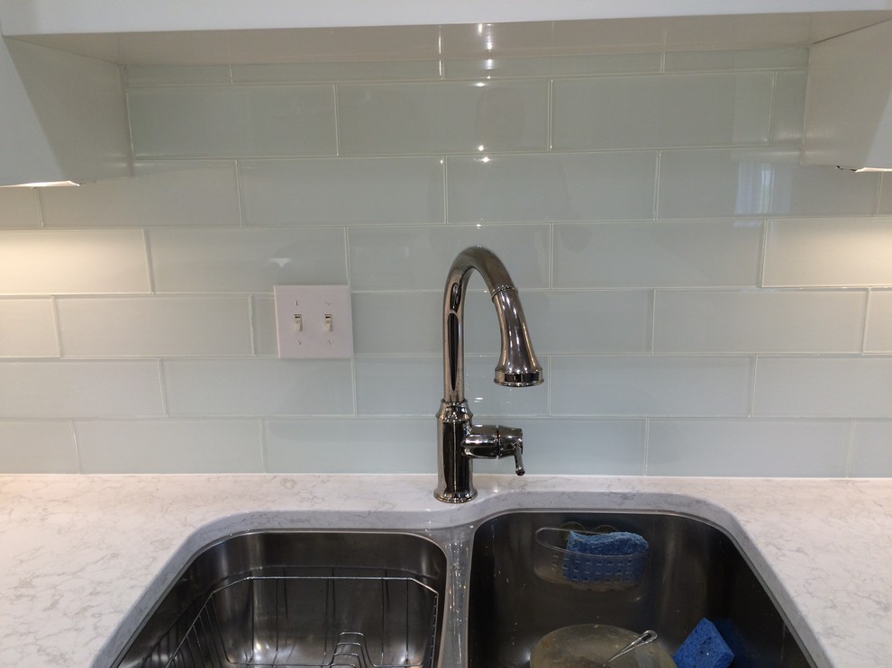Example of a mid-sized transitional kitchen design in Chicago