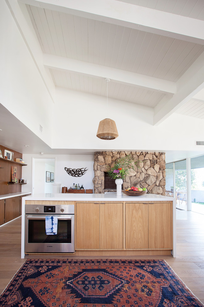 Design ideas for a midcentury kitchen in Los Angeles.