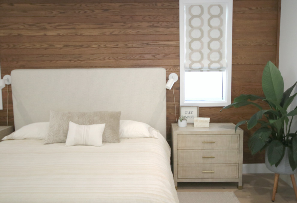 Стильный дизайн: большая хозяйская спальня в современном стиле с коричневыми стенами, светлым паркетным полом, коричневым полом и стенами из вагонки - последний тренд