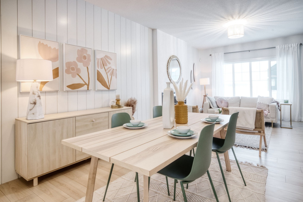 Пример оригинального дизайна: маленькая кухня-столовая в скандинавском стиле с белыми стенами, полом из ламината, стандартным камином, бежевым полом и стенами из вагонки для на участке и в саду