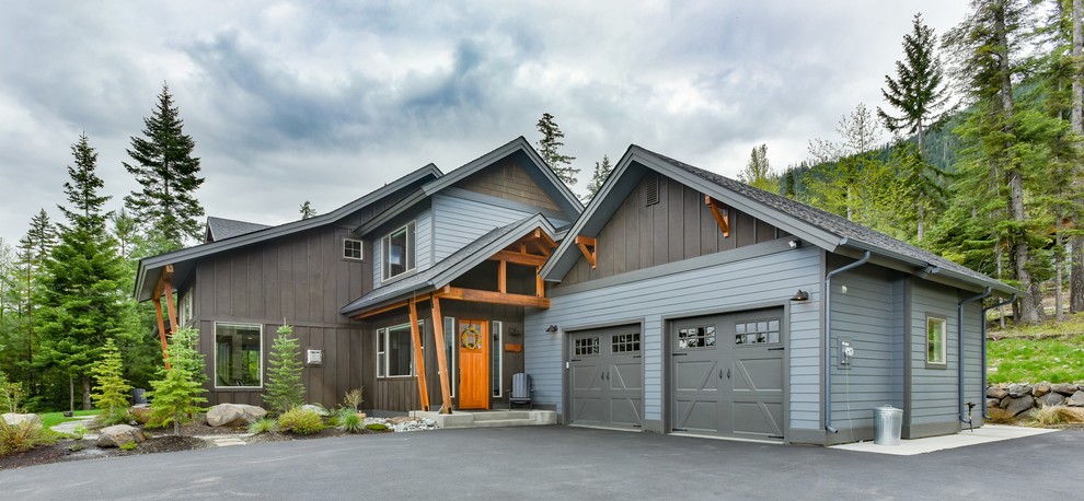 Example of a mountain style home design design in Seattle