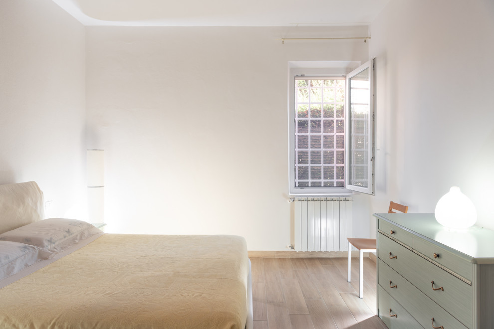 Cette image montre une chambre parentale design de taille moyenne avec un mur blanc, un sol en carrelage de porcelaine, un sol beige et un plafond voûté.