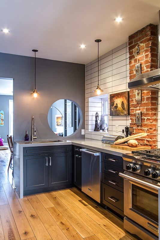 Transitional home design photo in Toronto
