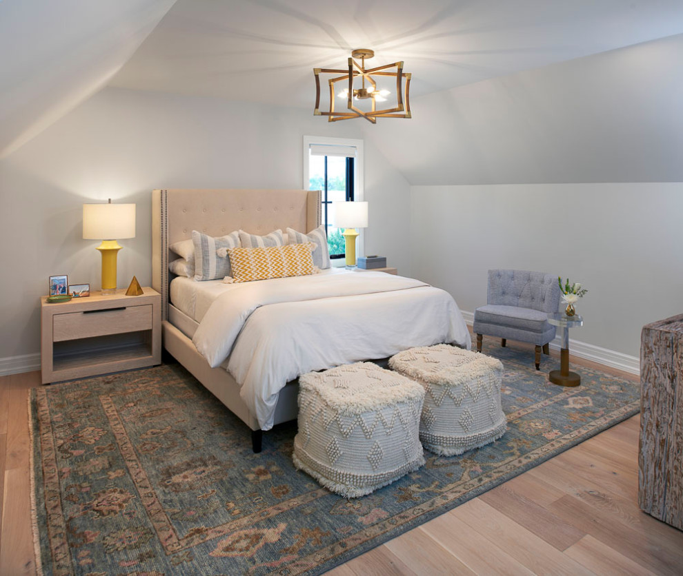デトロイトにある広いトラディショナルスタイルのおしゃれな客用寝室 (白い壁、淡色無垢フローリング、表し梁) のレイアウト