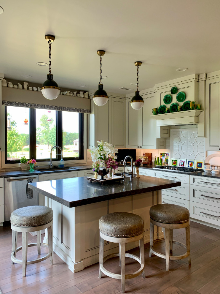 Wilson Dr Collaboration: Erin Welner Interiors &amp; Sherri Fandrich Designs/Mot