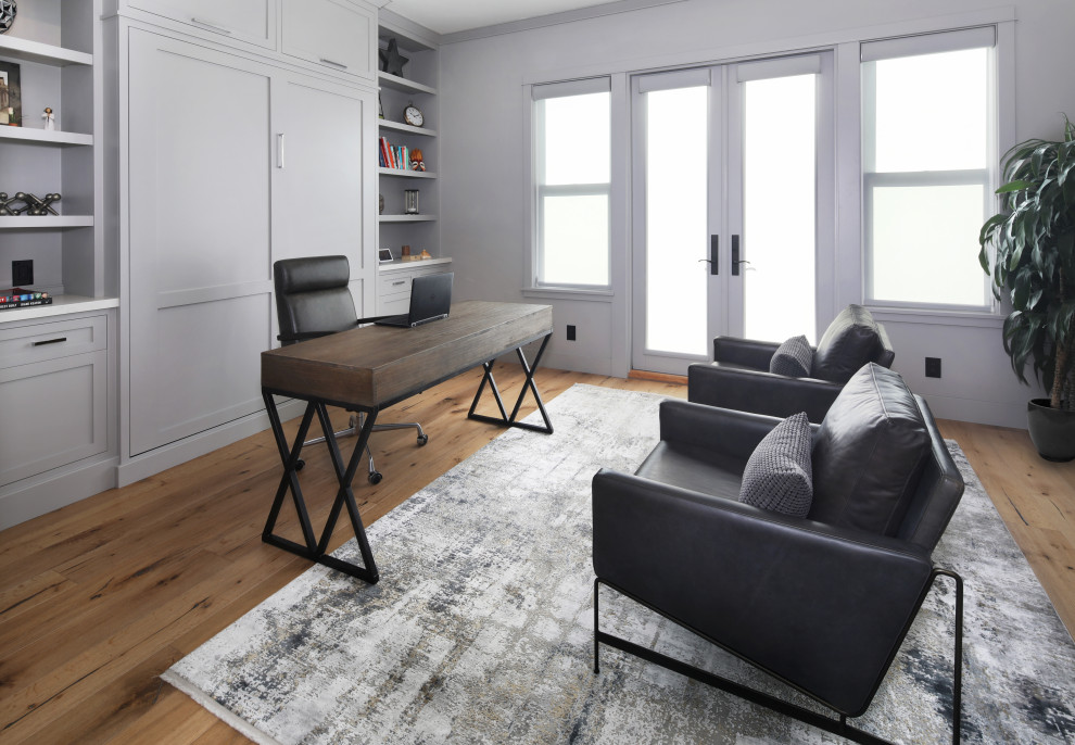 Стильный дизайн: кабинет среднего размера в стиле неоклассика (современная классика) с серыми стенами и светлым паркетным полом без камина - последний тренд