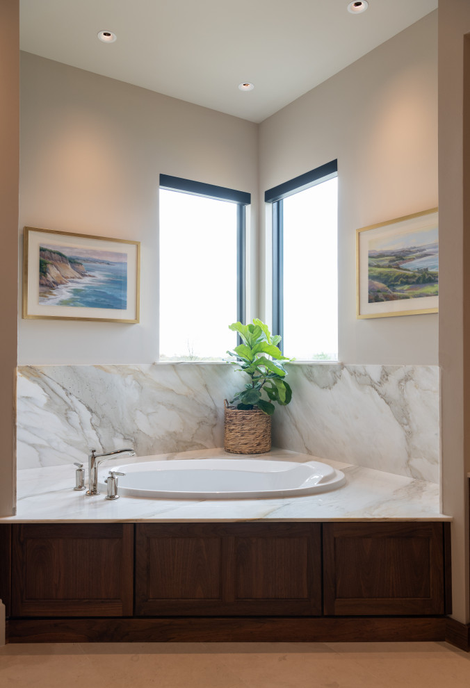 Idée de décoration pour une salle de bain principale tradition en bois brun de taille moyenne avec un placard en trompe-l'oeil, une baignoire d'angle, une douche double, WC à poser, un carrelage beige, un mur beige, un sol en calcaire, un lavabo posé, un plan de toilette en marbre, un sol beige, une cabine de douche à porte battante, un plan de toilette blanc, meuble double vasque, meuble-lavabo encastré et du papier peint.