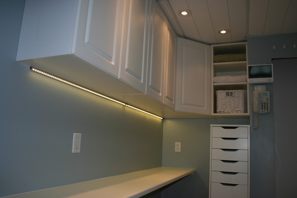 Design ideas for a traditional laundry room in Ottawa.