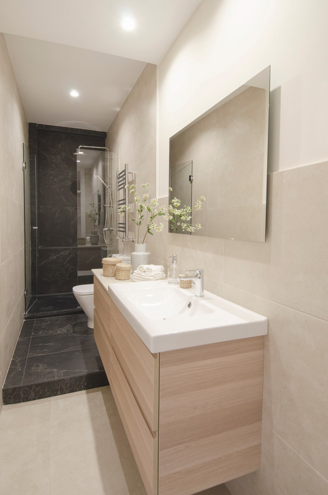 Diseño de aseo clásico renovado de tamaño medio con armarios tipo mueble, puertas de armario de madera clara, baldosas y/o azulejos blancas y negros, baldosas y/o azulejos de porcelana, suelo de baldosas de porcelana, suelo beige y encimeras beige