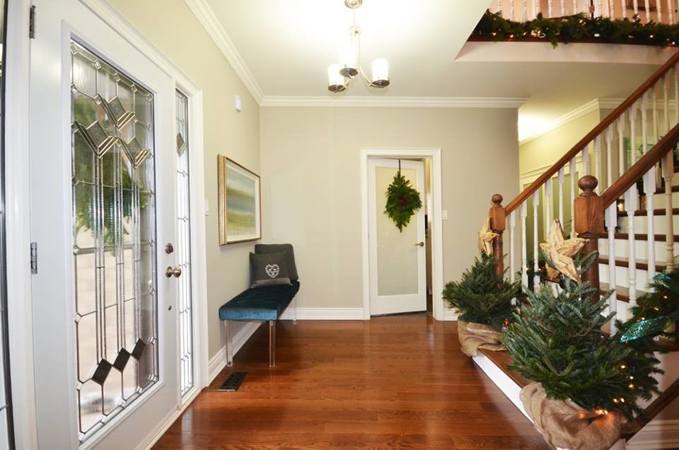 Example of a transitional home design design in Toronto