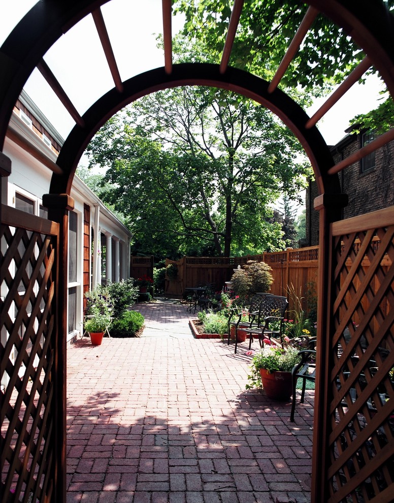 Photo of an eclectic patio in Chicago.