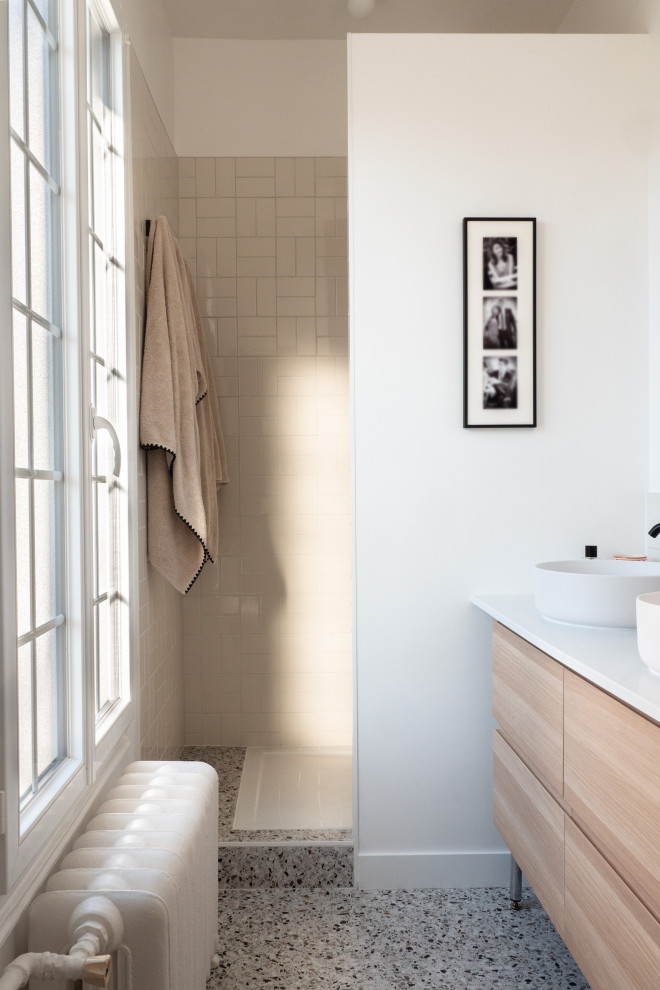 Свежая идея для дизайна: маленькая ванная комната в стиле модернизм с открытым душем, бежевой плиткой, керамогранитной плиткой, белыми стенами, полом из терраццо, накладной раковиной, столешницей из ламината, разноцветным полом, открытым душем, белой столешницей и тумбой под две раковины для на участке и в саду - отличное фото интерьера