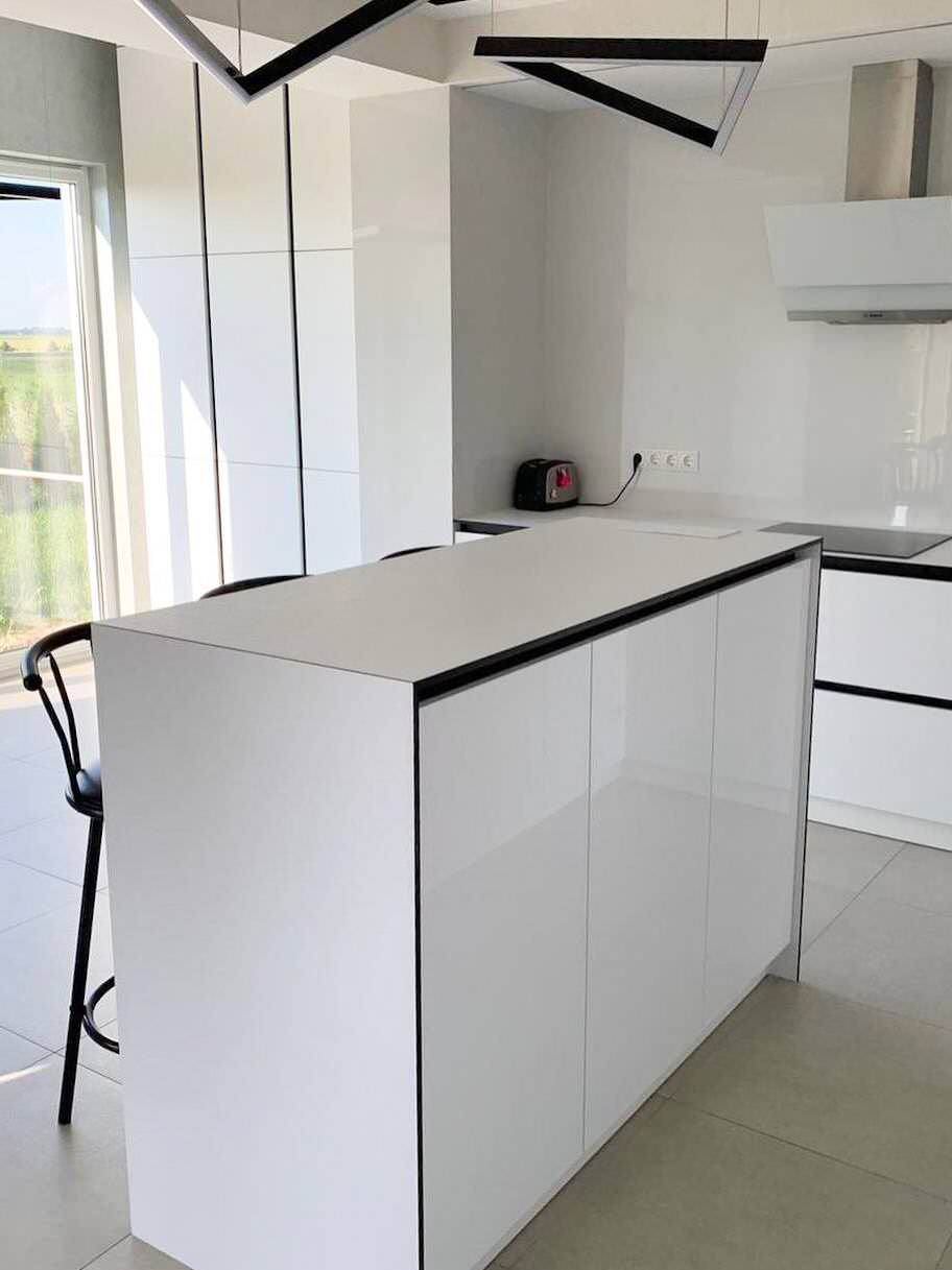 Белая кухня с островом