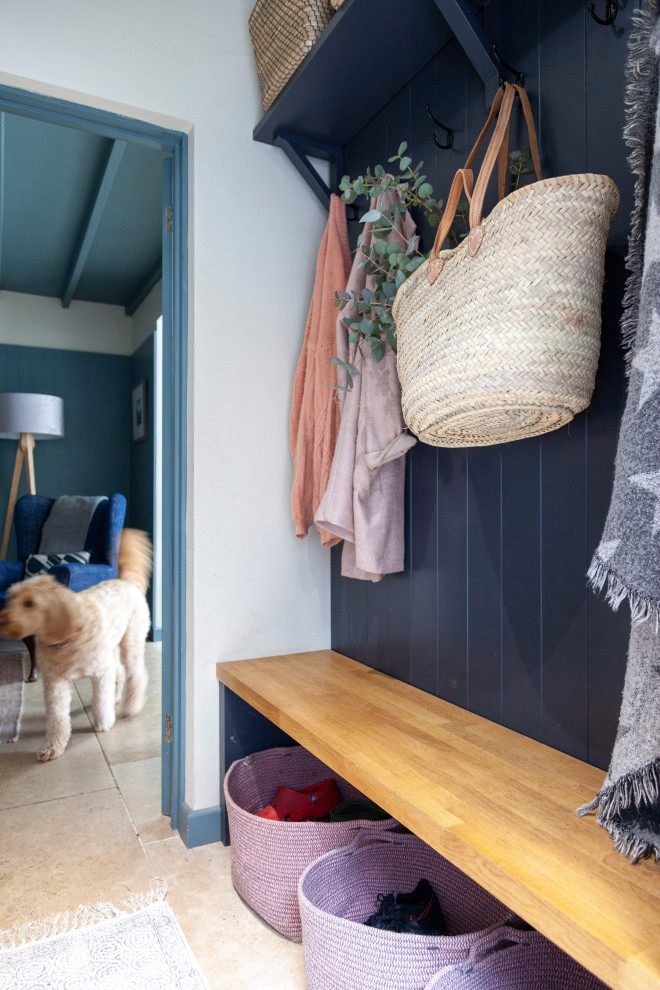 Inspiration för mellanstora skandinaviska parallella grovkök, med skåp i shakerstil, blå skåp, vita väggar, kalkstensgolv och beiget golv