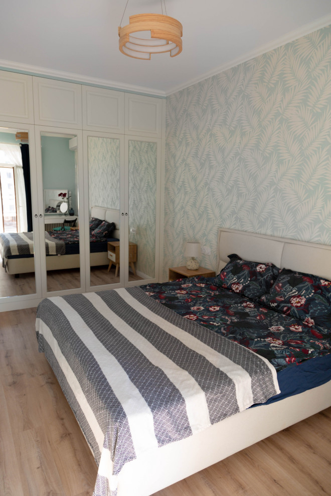 Спальня с белыми и зеркальными фасадами