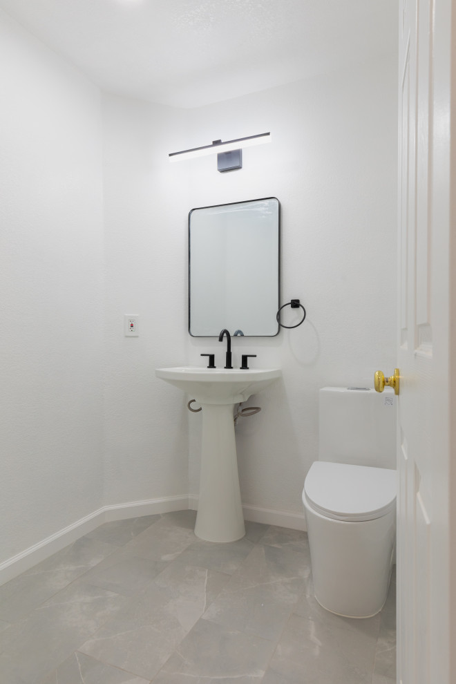 Kleine Moderne Gästetoilette mit Toilette mit Aufsatzspülkasten, weißer Wandfarbe, Keramikboden, Aufsatzwaschbecken, grauem Boden und Ziegelwänden in Seattle