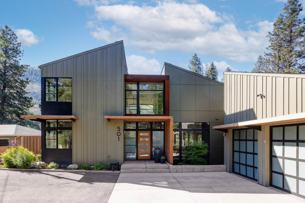 Свежая идея для дизайна: двухэтажный, серый частный загородный дом в современном стиле с односкатной крышей - отличное фото интерьера