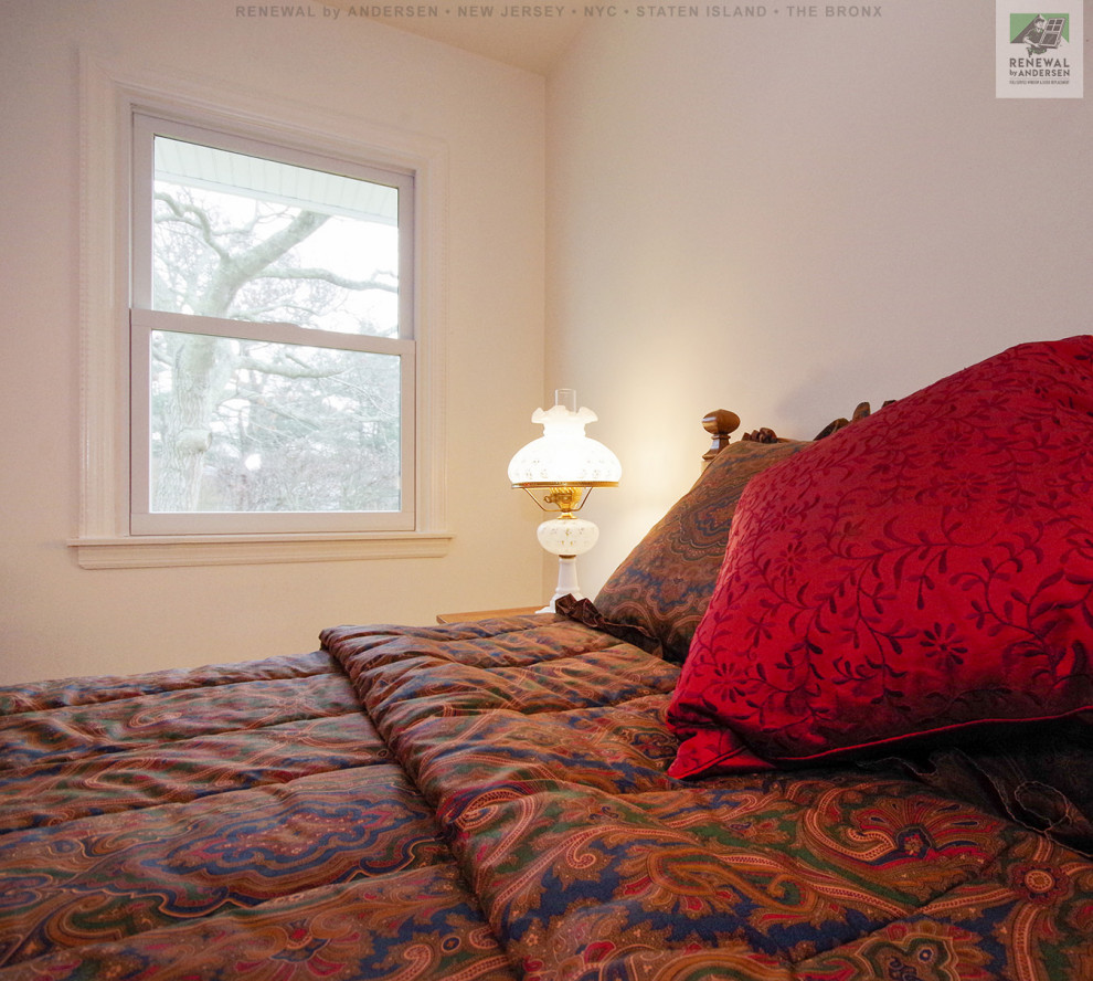 Mittelgroßes Hauptschlafzimmer ohne Kamin mit beiger Wandfarbe, Teppichboden, braunem Boden und gewölbter Decke in Newark