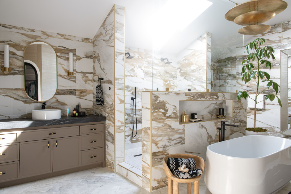 Inspiration för ett mellanstort funkis svart svart en-suite badrum, med ett fristående badkar, en öppen dusch, flerfärgad kakel, marmorkakel, vita väggar, marmorgolv, ett undermonterad handfat, marmorbänkskiva, flerfärgat golv och dusch med gångjärnsdörr