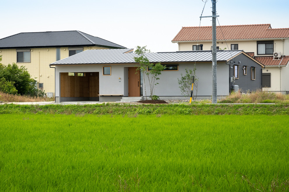 Kleines, Einstöckiges Nordisches Einfamilienhaus mit Mix-Fassade, pinker Fassadenfarbe, Satteldach, Blechdach, grauem Dach und Wandpaneelen in Sonstige