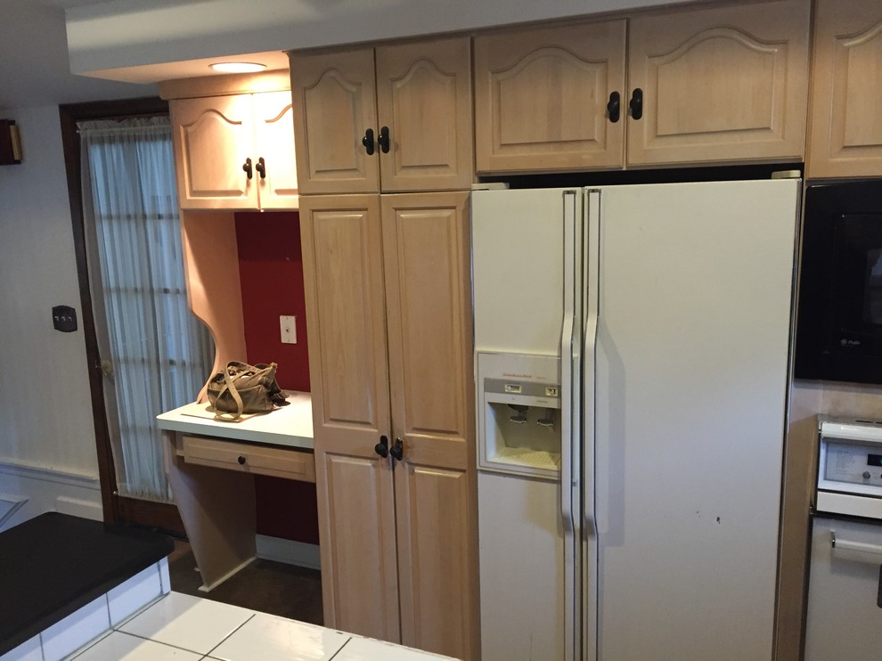 Inspiration for a large transitional l-shaped medium tone wood floor and brown floor eat-in kitchen remodel in New York with a double-bowl sink, shaker cabinets, white cabinets, quartzite countertops, beige backsplash, stainless steel appliances, an island and black countertops