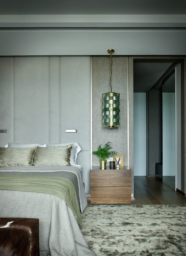 На фото: огромная хозяйская, серо-белая спальня в современном стиле с зелеными стенами, темным паркетным полом, коричневым полом, многоуровневым потолком, панелями на стенах и акцентной стеной с