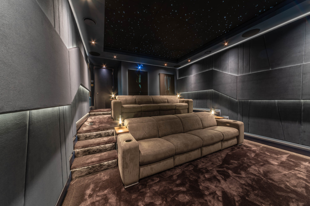На фото: изолированный домашний кинотеатр среднего размера в современном стиле с серыми стенами, ковровым покрытием, проектором и серым полом с