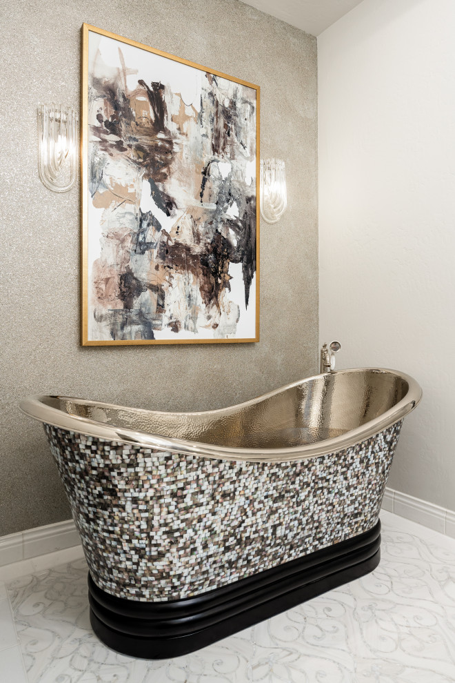 На фото: огромная ванная комната в стиле модернизм с отдельно стоящей ванной, бежевыми стенами, полом из мозаичной плитки, белым полом, нишей и кессонным потолком с