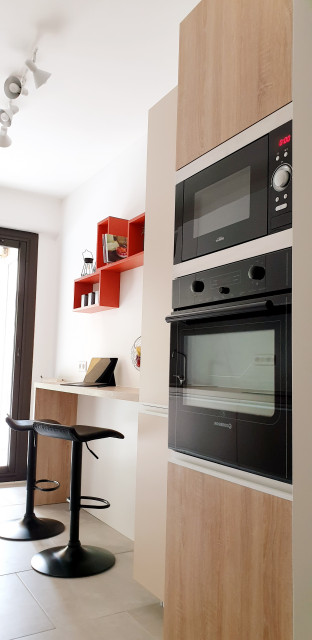 R&eacute;novation d'une cuisine beige et bois moderne-koekken