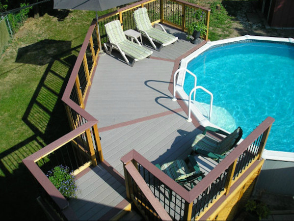 Inspiration for a mid-sized transitional backyard deck remodel in Toronto with no cover