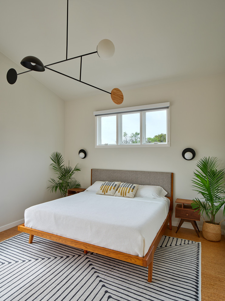 На фото: хозяйская спальня среднего размера в стиле модернизм с белыми стенами, пробковым полом, коричневым полом и сводчатым потолком