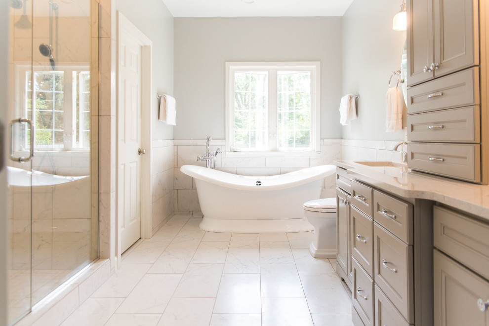 Стильный дизайн: большая главная ванная комната в современном стиле с плоскими фасадами, серыми фасадами, отдельно стоящей ванной, унитазом-моноблоком, черно-белой плиткой, керамогранитной плиткой, серыми стенами, полом из керамогранита, врезной раковиной, столешницей из кварцита, белым полом, душем с распашными дверями, белой столешницей, тумбой под две раковины и встроенной тумбой - последний тренд