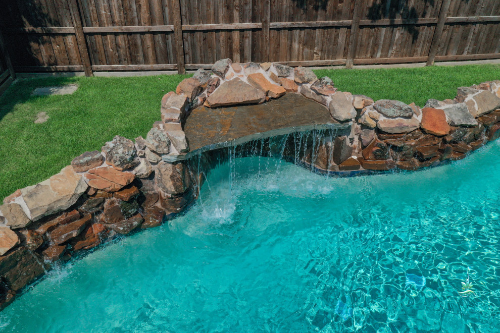 Foto di una piscina naturale stile americano personalizzata di medie dimensioni e dietro casa con cemento stampato