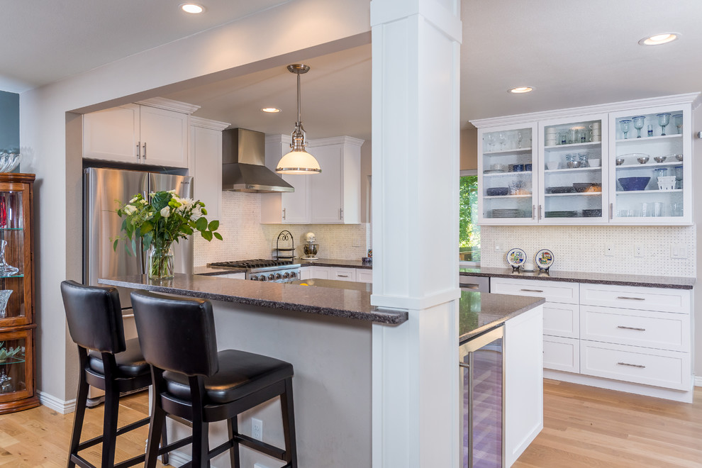Mid-sized transitional l-shaped eat-in kitchen photo in Denver with shaker cabinets, white cabinets, quartz countertops, white backsplash, colored appliances and an island