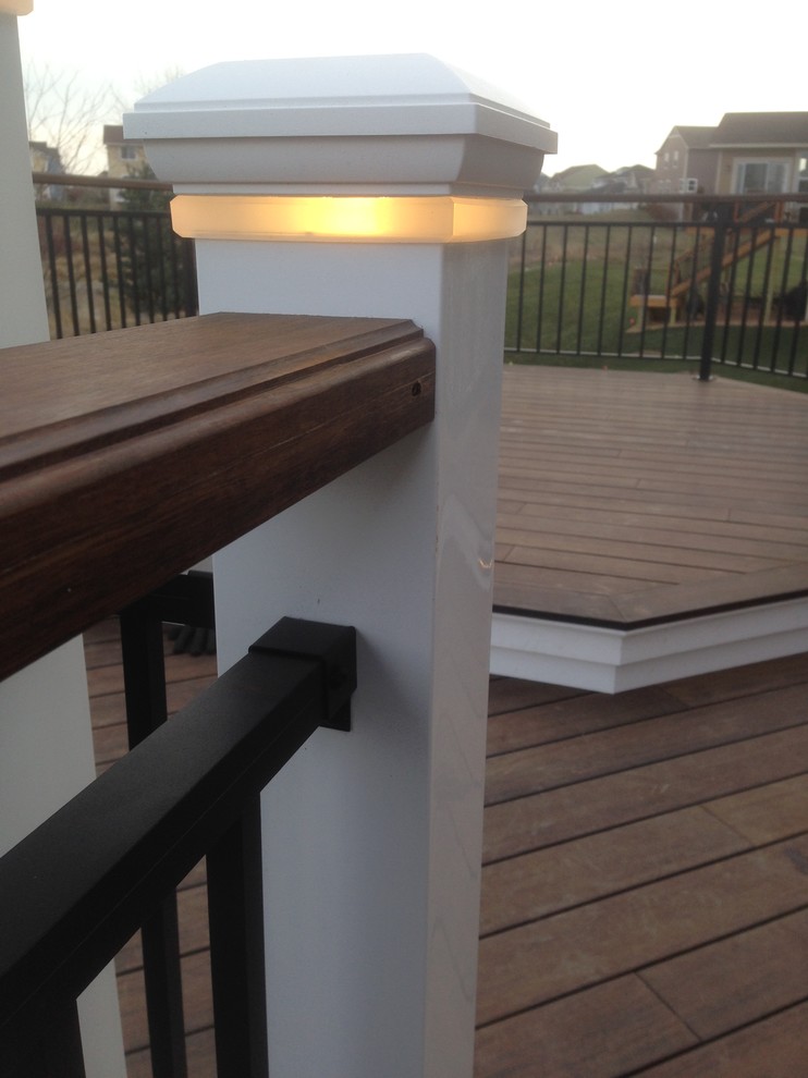 Example of a transitional deck design in Minneapolis with no cover