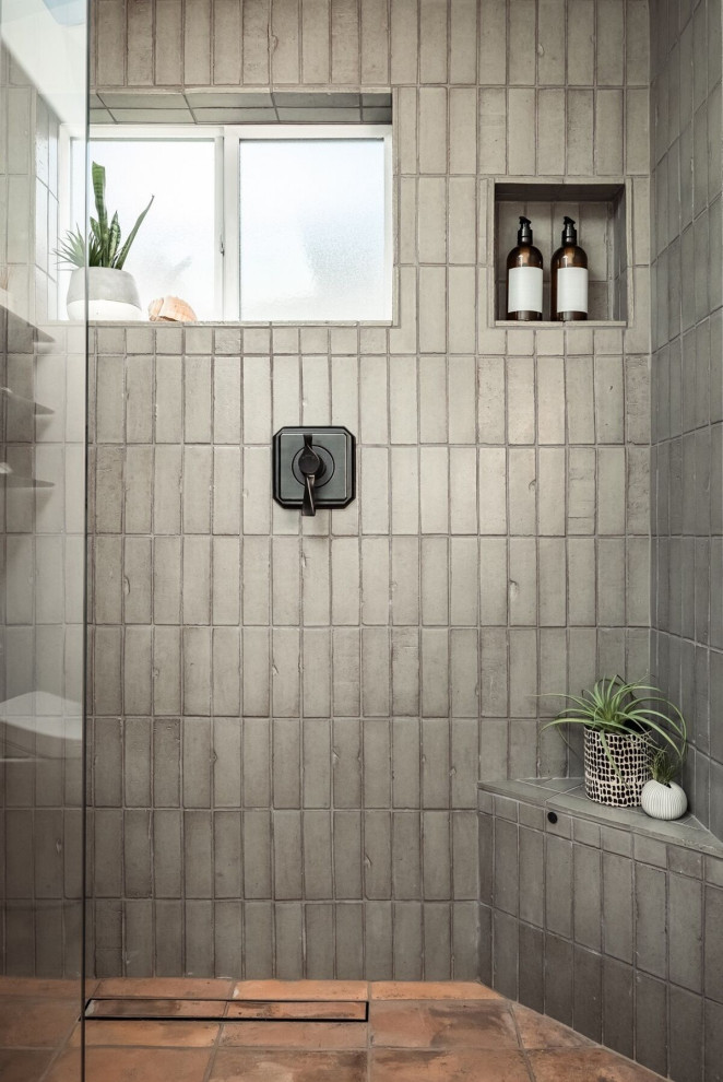 На фото: главная ванная комната среднего размера в стиле модернизм с душем без бортиков, коричневой плиткой, керамической плиткой, открытым душем и кирпичными стенами
