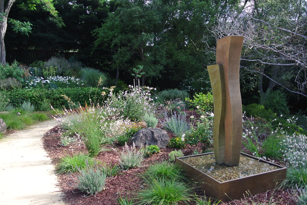 Design ideas for a traditional backyard xeriscape in San Francisco with decomposed granite.