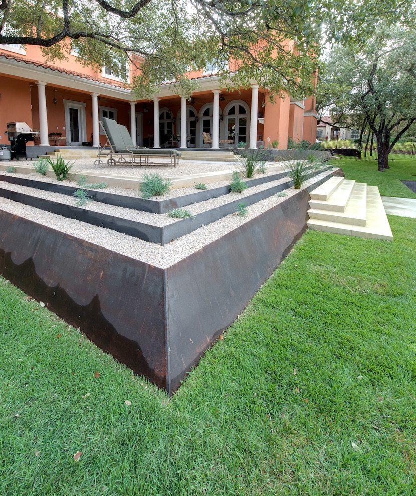 This is an example of a contemporary courtyard garden in Austin.