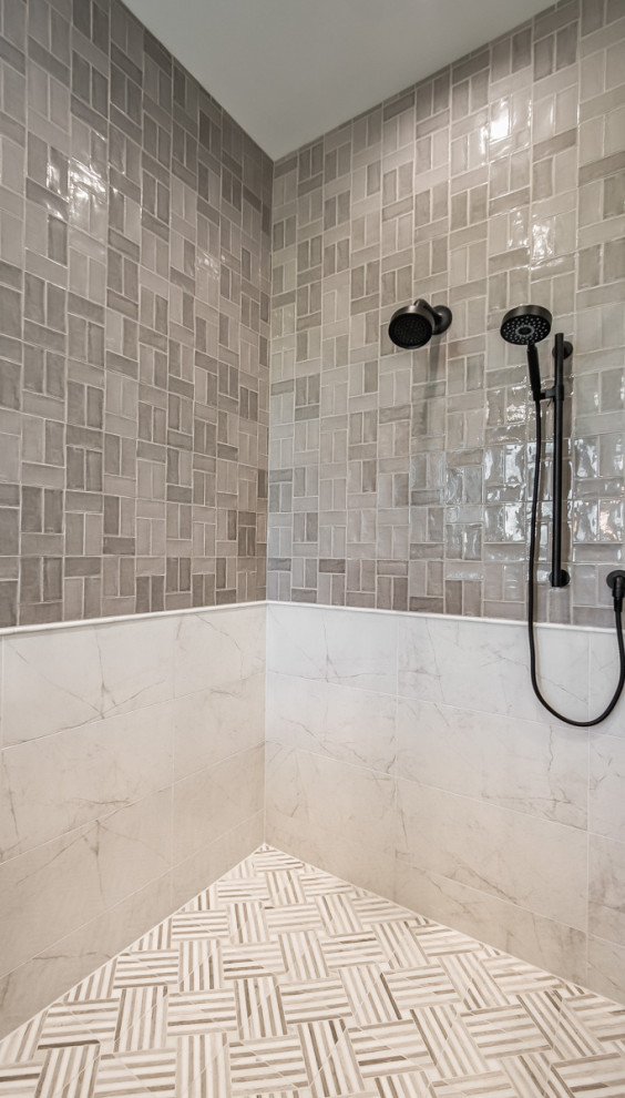 Источник вдохновения для домашнего уюта: главная ванная комната в стиле неоклассика (современная классика) с угловым душем, белыми стенами, полом из мозаичной плитки и бежевым полом