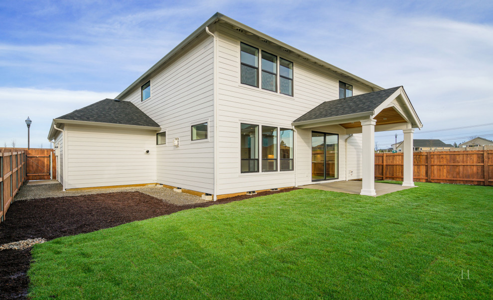 Foto de fachada de casa blanca y gris minimalista grande de dos plantas con revestimientos combinados, tejado a dos aguas, tejado de teja de madera y panel y listón