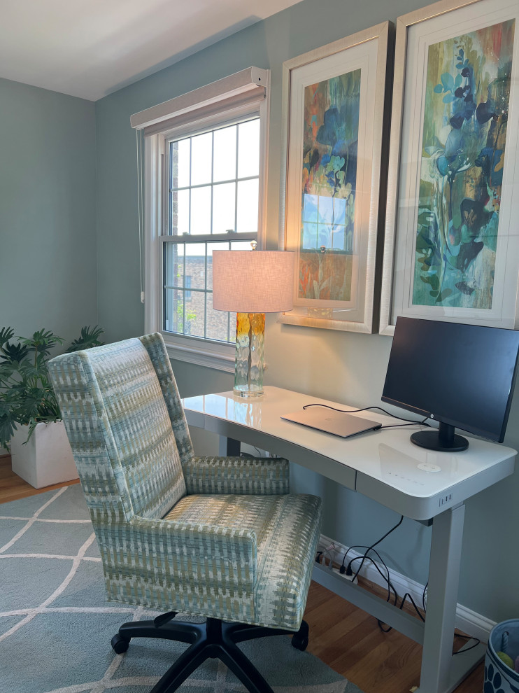 Idéer för att renovera ett mellanstort vintage arbetsrum, med blå väggar, mellanmörkt trägolv och ett fristående skrivbord