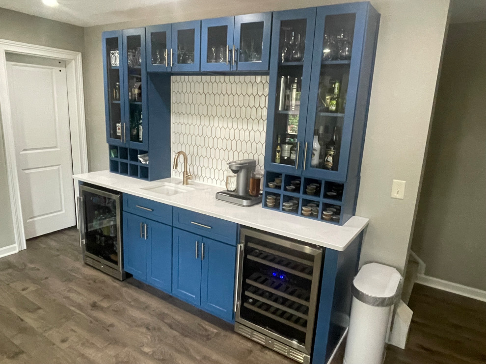 Photo of a mid-sized modern single-wall wet bar in Atlanta with porcelain splashback, laminate floors and grey floor.